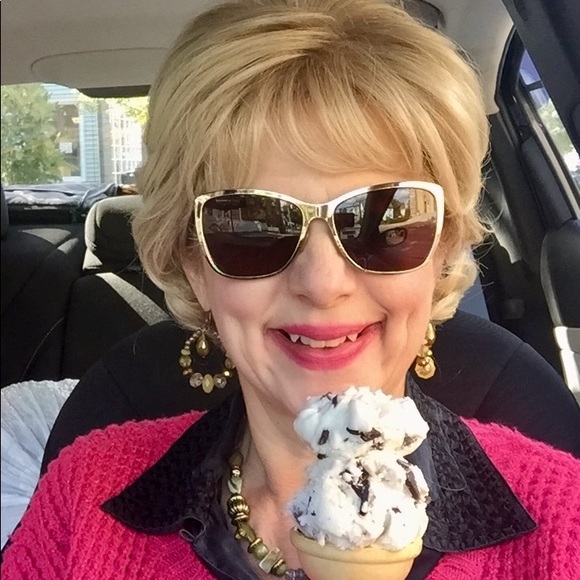 Meet your Posher, Deb - Picture 1 of 1